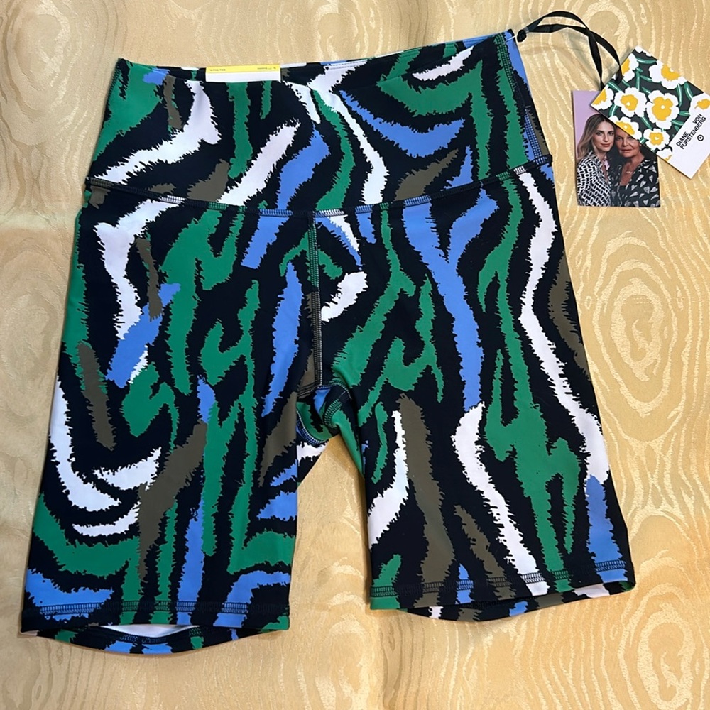 Short new w tag